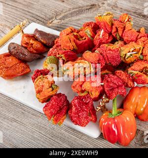 Poivron rouge séché. Récolte d'automne de poivron doux en Turquie. Poivrons séchés suspendus dans un gros plan d'un marché alimentaire turc traditionnel. réserve alimentaire Banque D'Images