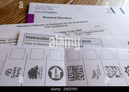 Instructions pour voter par la poste lors de l'élection générale britannique du 4 juillet 2024 Banque D'Images