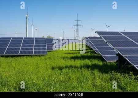 Panneaux solaires, éoliennes et pylônes vu en Allemagne Banque D'Images