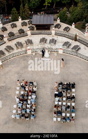 Espace cérémonie de mariage avec vue sur le dessus des rangées d'invités Banque D'Images