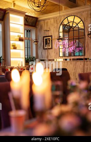 Décoration aux chandelles atmosphérique avec feu de cheminée sur le banquet Banque D'Images