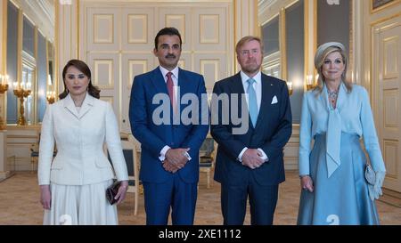 La Haye, pays-Bas. 25 juin 2024. De gauche à droite : la femme de l'émir du Qatar, Sheikha Jawaher bint Hamad Al Thani, l'émir du Qatar Cheikh Tamim bin Hamad Al Thani, le roi Willem-Alexander des pays-Bas et la reine Maxima, vus lors de la cérémonie d'accueil et du déjeuner au palais de Noordeinde lors de la visite officielle de l'émir du Qatar aux pays-Bas, à la Haye, pays-Bas, le 24 juin 2024. Photo Balkis Press/ABACAPRESS. COM Credit : Abaca Press/Alamy Live News Banque D'Images