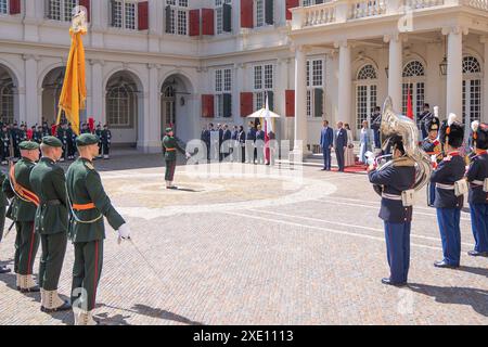 La Haye, pays-Bas. 25 juin 2024. De gauche à droite : l'émir Cheikh Tamim bin Hamad Al Thani du Qatar, le roi Willem-Alexander des pays-Bas, l'épouse de l'émir du Qatar, Cheikha Jawaher bint Hamad Al Thani et la reine Maxima, vus lors de la cérémonie de bienvenue au palais de Noordeinde lors de la visite officielle de l'émir du Qatar aux pays-Bas, à la Haye, pays-Bas, le 24 juin 2024. Photo Balkis Press/ABACAPRESS. COM Credit : Abaca Press/Alamy Live News Banque D'Images