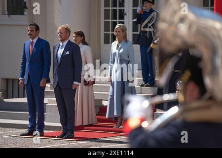 La Haye, pays-Bas. 25 juin 2024. De gauche à droite : l'émir Cheikh Tamim bin Hamad Al Thani du Qatar, le roi Willem-Alexander des pays-Bas, l'épouse de l'émir du Qatar, Cheikha Jawaher bint Hamad Al Thani et la reine Maxima, vus lors de la cérémonie de bienvenue au palais de Noordeinde lors de la visite officielle de l'émir du Qatar aux pays-Bas, à la Haye, pays-Bas, le 24 juin 2024. Photo Balkis Press/ABACAPRESS. COM Credit : Abaca Press/Alamy Live News Banque D'Images