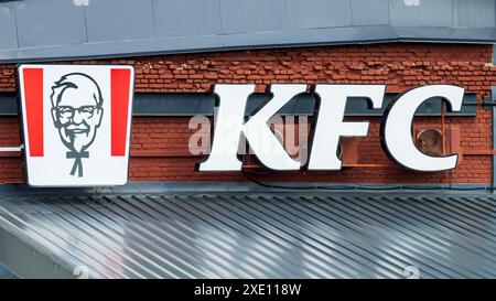 Signalisation sur un mur de briques KFC fast food restaurant Banque D'Images