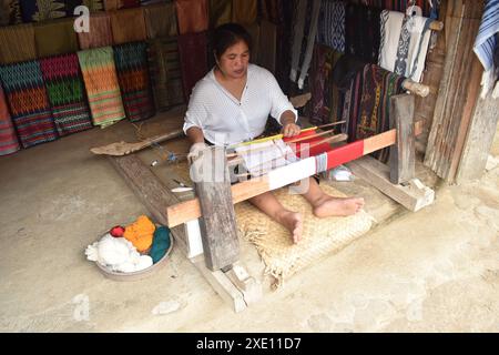 Apprenez à tisser des tissus traditionnels typiques de la tribu Sasak dans le village de Sade, Lombok, West Nusa Tenggara, Indonésie. Sade Village est un beau touris Banque D'Images