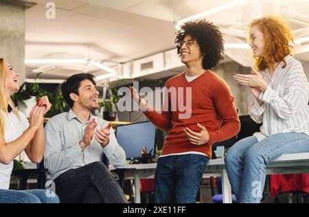 Message d'accueil de l'équipe entreprises gaies la réussite de leur collègue Banque D'Images