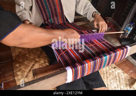 Apprenez à tisser des tissus traditionnels typiques de la tribu Sasak dans le village de Sade, Lombok, West Nusa Tenggara, Indonésie. Sade Village est un beau touris Banque D'Images