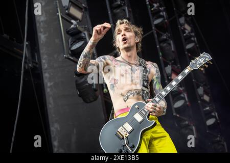 Solvesborg, Suède. 08 juin 2024. Le groupe de rock britannique The Darkness donne un concert live lors du festival suédois Sweden Rock Festival 2024 à Solvesborg. Ici, le chanteur et guitariste Justin Hawkins est vu en direct sur scène. Banque D'Images
