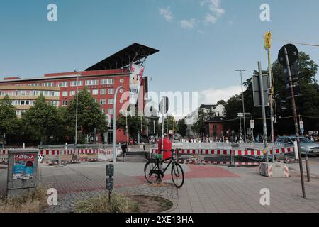 Vélo devant un théâtre (Neue Flora) et barrage routier à Hambourg, Allemagne Banque D'Images