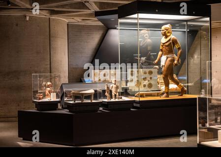 El Guerrero, une figure de guerrier en or grandeur nature ornée d'ornements en or dans une vitrine, Musée de l'or précolombien, San Jose, Costa, Rica Banque D'Images