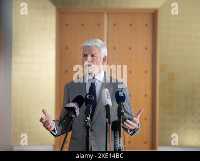 Prague, République tchèque. 25 juin 2024. Le président tchèque Petr Pavel s'exprime lors de la conférence de presse après sa rencontre avec le premier ministre Petr Fiala et le président de l'ANO Andrej Babis, à Prague, en République tchèque, le 25 juin 2024. Crédit : Michaela Rihova/CTK photo/Alamy Live News Banque D'Images