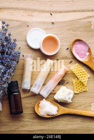 Ingrédients pour rouge à lèvres maison : beurre de karité, huile essentielle, poudre de couleur minérale, cire d'abeille, huile de noix de coco. Mélange de rouge à lèvres baume à lèvres maison. Banque D'Images