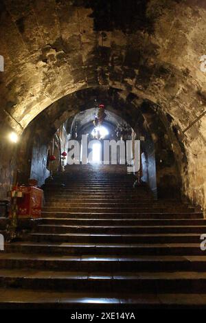 Escaliers menant à l'église des croisés du XIIe siècle de la tombe de Marie ou église de l'Assomption, la vallée du Kidron près du jardin de Gethsémani Banque D'Images