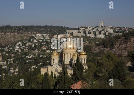 Le couvent russe orthodoxe Gorny aussi appelé Gornensky ou Moskovia pour ses ampoules, tout autour sont les quartiers de Jérusalem et les montagnes de Judée Banque D'Images