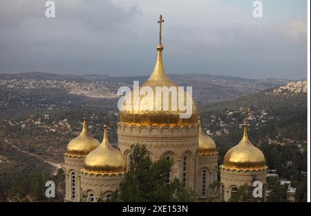 Le couvent russe orthodoxe Gorny aussi appelé Gornensky ou Moskovia pour ses ampoules, tout autour sont les quartiers de Jérusalem et les montagnes de Judée Banque D'Images