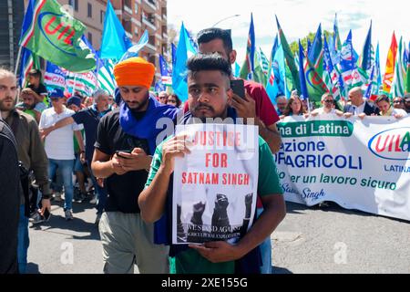 Latina, les syndicats sur la place avec la communauté indienne de ne plus dire à «caporalato» après la mort de l'ouvrier agricole Satnam Singh qui a saigné à mort dans un accident de travail suite à la coupe de ses veines de bras. Banque D'Images