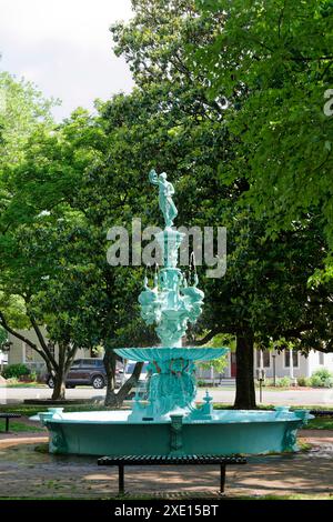 Fontaine Hebe ou fontaine "Lady in the Park", peinte en turquoise d'une couleur. Chestertown, Maryland, États-Unis Banque D'Images
