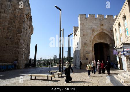 Porte de Jaffa, vieille ville de Jérusalem avec seulement quelques femmes et enfants arabes palestiniens portant des masques viennent dans la vieille ville vide pendant la pandémie covid 19 Banque D'Images