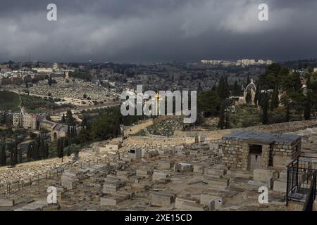 Chapelle Dominus Flevit, église russe Mary Magdalene, vallée de Kidron, mur de la vieille ville de Jérusalem, musée Rockefeller, vu du cimetière juif Mt. Olives Banque D'Images