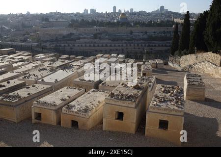 Pierres tombales dans le cimetière juif le plus important du monde, les visiteurs déposent des pierres sur des pierres tombales lors de leur visite. Kidron Valley et Temple Mt. sont à l'arrière. Banque D'Images