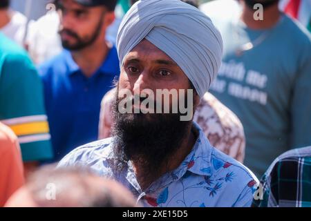 Latina, les syndicats sur la place avec la communauté indienne de ne plus dire à «caporalato» après la mort de l'ouvrier agricole Satnam Singh qui a saigné à mort dans un accident de travail suite à la coupe de ses veines de bras. Banque D'Images