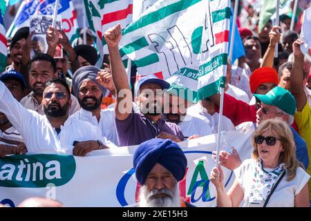 Latina, les syndicats sur la place avec la communauté indienne de ne plus dire à «caporalato» après la mort de l'ouvrier agricole Satnam Singh qui a saigné à mort dans un accident de travail suite à la coupe de ses veines de bras. Banque D'Images