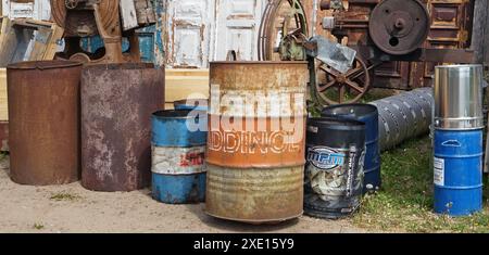 Un baril en acier rouillé d'huile moteur de marque Addinol dans la cour d'une maison de village. Banque D'Images