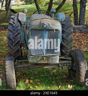 Tracteur allemand jaune rouillé rétro marque BMW Banque D'Images