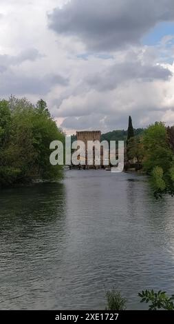 Village Borghetto à Valeggio sul Mincio en Italie. un des célèbres villages italiens Banque D'Images