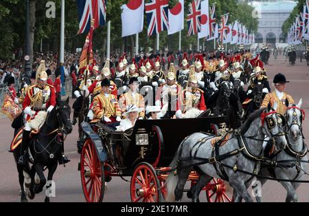 Londres, Royaume-Uni. 25 juin 2024. Son Altesse Royale la reine Camilla et l'impératrice japonaise se rendent en calèche royale au palais de Buckingham à Londres le mardi 25 juin 2024. L'empereur et l'impératrice du Japon sont en visite d'État de trois jours au Royaume-Uni. Photo de Hugo Philpott/UPI crédit : UPI/Alamy Live News Banque D'Images