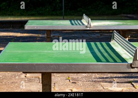 Tables de ping-pong dans un parc de la ville Banque D'Images