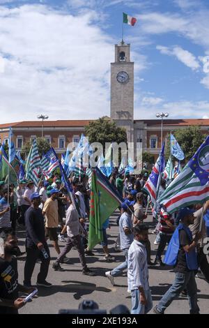 Latina, Italie. 25 juin 2024. Latina, les syndicats sur la place avec la communauté indienne de ne plus dire à «caporalato» après la mort de l'ouvrier agricole Satnam Singh qui a saigné à mort dans un accident de travail suite à la coupe de ses veines de bras. Crédit : Live Media Publishing Group/Alamy Live News Banque D'Images