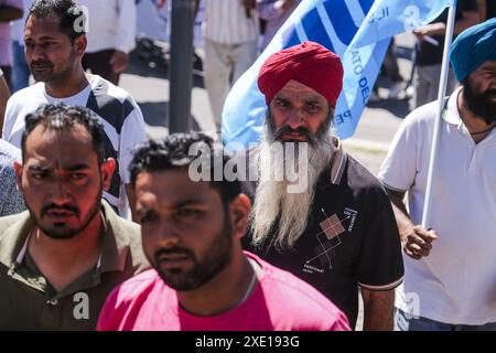 Latina, Italie. 25 juin 2024. Latina, les syndicats sur la place avec la communauté indienne de ne plus dire à «caporalato» après la mort de l'ouvrier agricole Satnam Singh qui a saigné à mort dans un accident de travail suite à la coupe de ses veines de bras. Crédit : Live Media Publishing Group/Alamy Live News Banque D'Images