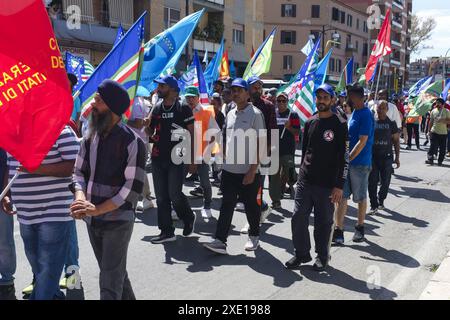 Latina, Italie. 25 juin 2024. Latina, les syndicats sur la place avec la communauté indienne de ne plus dire à «caporalato» après la mort de l'ouvrier agricole Satnam Singh qui a saigné à mort dans un accident de travail suite à la coupe de ses veines de bras. Crédit : Live Media Publishing Group/Alamy Live News Banque D'Images