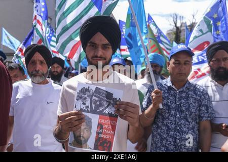 Actualités - Latina, manifestation contre les ouvriers agricoles de l'Inde Latina, les syndicats sur la place avec la communauté indienne pour ne plus dire à caporalato après la mort de l'ouvrier agricole Satnam Singh qui a saigné à mort dans un accident de travail suite à la coupe de ses veines de bras. Latina Latina Italie Copyright : xAntonioxBalascox/xLiveMediax LPN 1418579 Banque D'Images