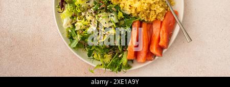 Délicieux petits déjeuners sains, bouillie de bulgur au poisson de saumon rouge et un mélange de salade avec des légumes frais, de l'avocat et diverses graines, un équilibre sain Banque D'Images