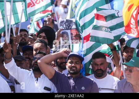 Actualités - Latina, manifestation contre les ouvriers agricoles de l'Inde Latina, les syndicats sur la place avec la communauté indienne pour ne plus dire à caporalato après la mort de l'ouvrier agricole Satnam Singh qui a saigné à mort dans un accident de travail suite à la coupe de ses veines de bras. Latina Latina Italie Copyright : xAntonioxBalascox/xLiveMediax LPN 1418588 Banque D'Images