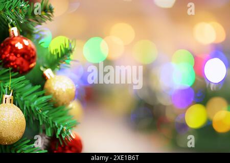 Arbre de noël décoré sur fond flou. fond de noël Banque D'Images