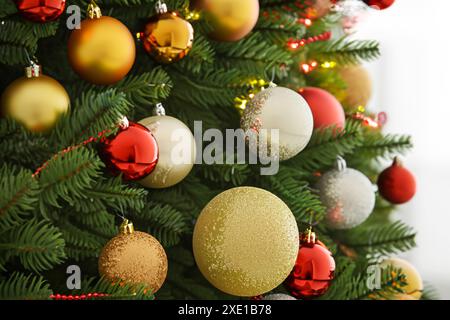 Arbre de noël décoré sur fond flou. fond de noël Banque D'Images