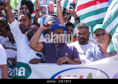 Latina - Latina, les syndicats sur la place avec la communauté indienne de ne pas dire plus à «caporalato» après la mort de l'ouvrier agricole Satnam Singh qui a conduit à la mort dans un accident de travail suite à la coupe de ses veines de bras. Usage éditorial uniquement Banque D'Images