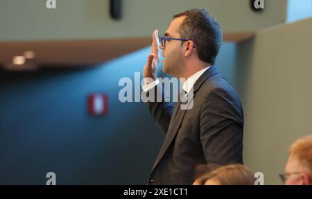 Namur, Belgique. 25 juin 2024. M. Arnaud Dewez prête serment lors de la première session plénière du parlement wallon à Namur, après les élections du 9 juin, mardi 25 juin 2024. BELGA PHOTO VIRGINIE LEFOUR crédit : Belga News Agency/Alamy Live News Banque D'Images