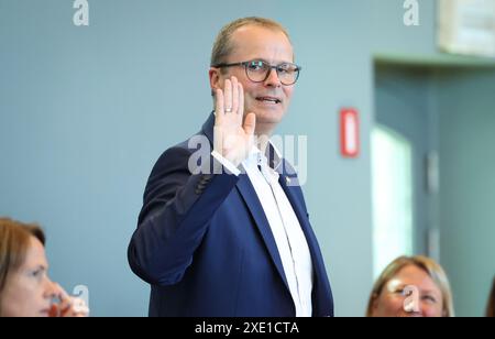 Namur, Belgique. 25 juin 2024. M. Maxime Daye prête serment lors de la première session plénière du parlement wallon à Namur, après les élections du 9 juin, mardi 25 juin 2024. BELGA PHOTO VIRGINIE LEFOUR crédit : Belga News Agency/Alamy Live News Banque D'Images