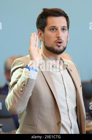 Namur, Belgique. 25 juin 2024. M. Adrien Dolimont prête serment lors de la première session plénière du parlement wallon à Namur, après les élections du 9 juin, mardi 25 juin 2024. BELGA PHOTO VIRGINIE LEFOUR crédit : Belga News Agency/Alamy Live News Banque D'Images