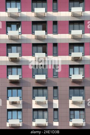 Immeuble résidentiel moderne de grande hauteur avec paniers pour climatiseurs à Moscou, Russie Banque D'Images