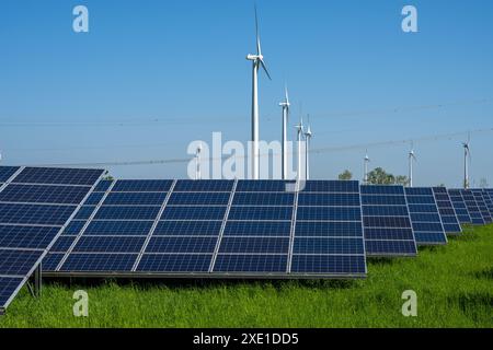 Éoliennes, panneaux solaires et lignes électriques vus en Allemagne Banque D'Images