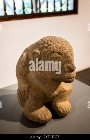 Figure bossée squating, sculpture en pierre précolombienne, Musée national de Costa, San Jose, Costa, Rica Banque D'Images