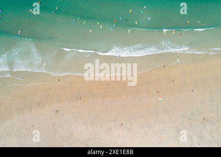 Vila Praia de Ancora, Portugal 07 06 2023 : rivage d'une plage vue d'un drone avec beaucoup de gens surfant, vue aérienne de dessus Banque D'Images