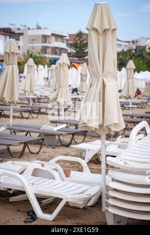 Parasols et chaises longues dans l'état assemblé sur la plage. Banque D'Images