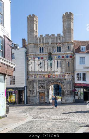 Les touristes se tenaient près de la porte Christ Church de la cathédrale de Canterbury , l'entrée principale classée Grade I du quartier de la cathédrale. Banque D'Images